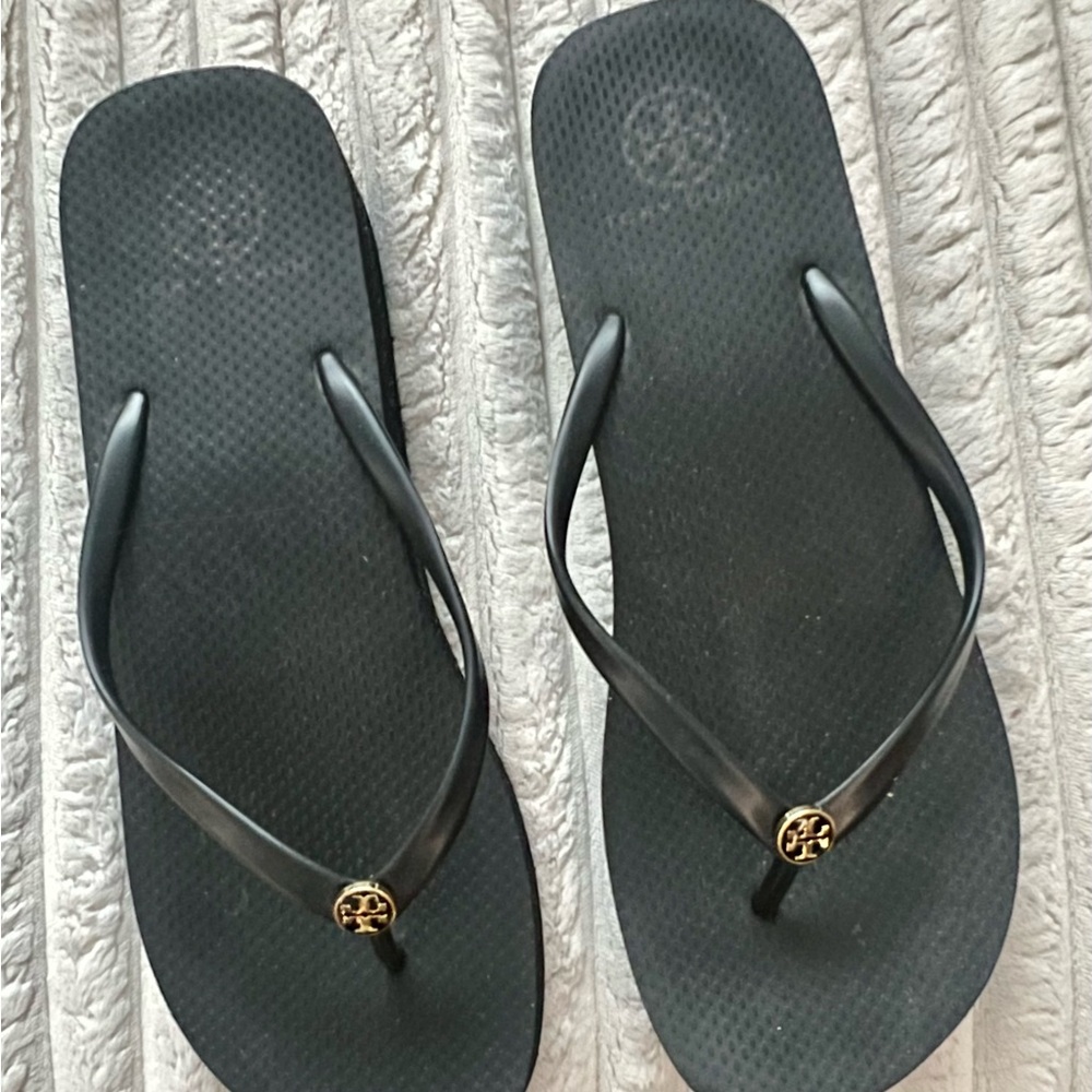 Tory Burch Flip Flops.  Size 11. 
Worn once.

11 inches from heel to toe